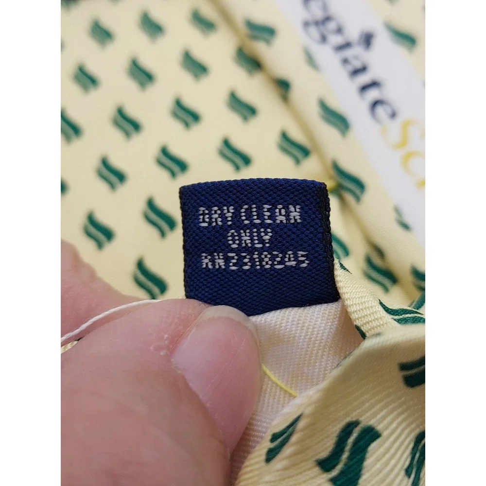 Vineyard Vines Collegiate School Mens Silk Tie Yellow Green Logo Pattern T093
